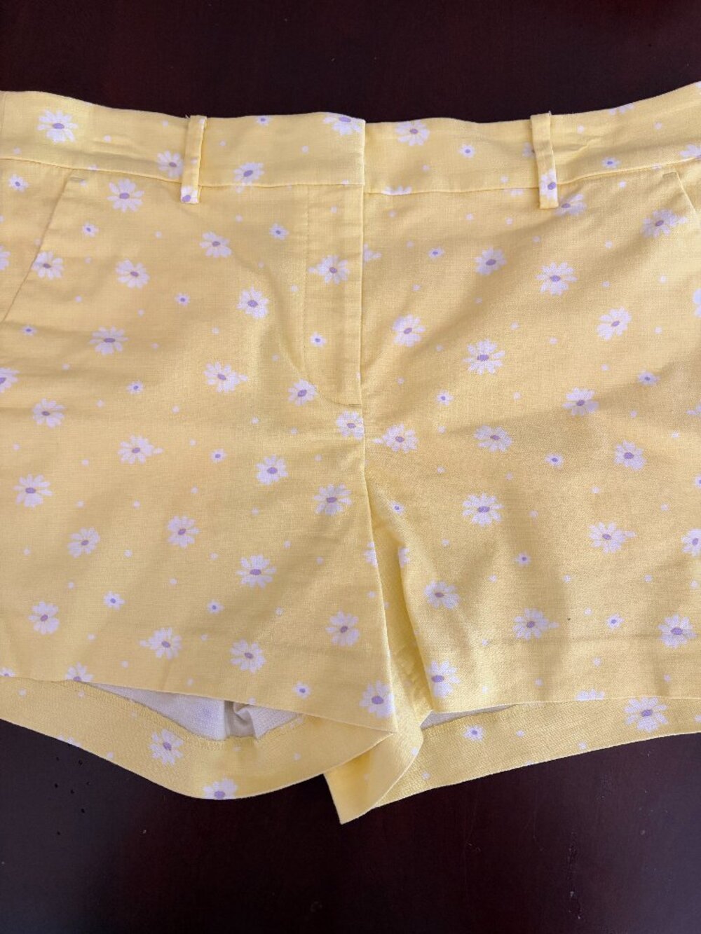 Loft Riviera Short Buttercup Yellow with White/Purple Daisies Size 8